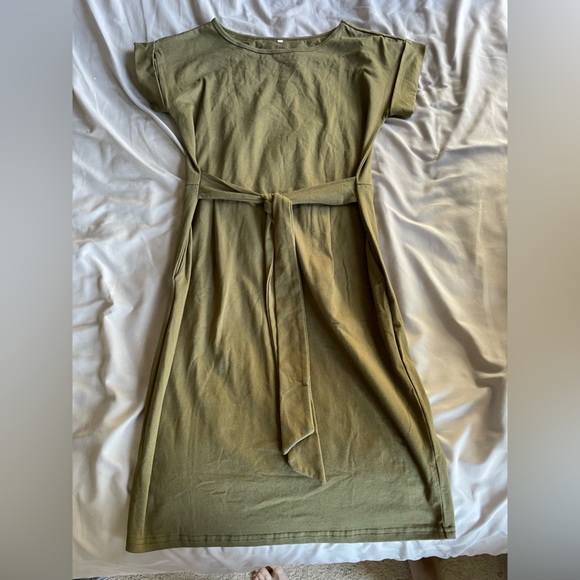 Dresses - Picture 3 of 4